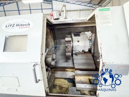 Torno CNC Veker Modelo Litz LT400 com controle FANUC OI-TC, diâmetro de torneamento de 210 mm e torre de ferramentas de 12 posições.